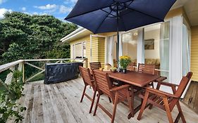 Surfer'S Sunshine Cottage - Piha Holiday Home